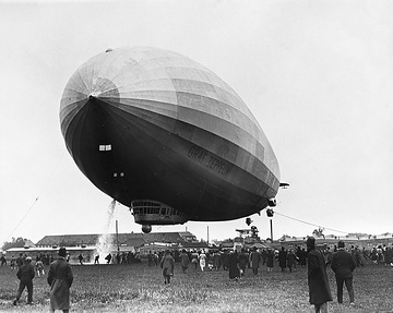Luftschiff LZ 127 Graf Zeppelin, in Betrieb 1928-1940: Landemanöver des 236 m langen und 30 m hohen Luftschiffes unter Ablassen von Wasserbalast, Aufnahme undatiert, um 1930?