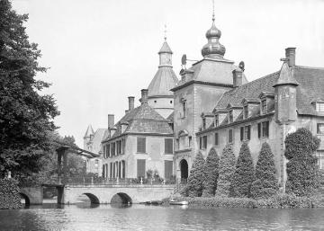 Schloss Anholt: Blick über die Gräfte auf die Vorburg, um 1940?