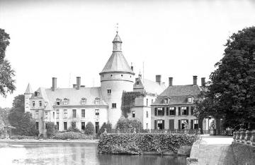 Schloss Anholt: Blick über die Gräfte auf die Westfassade mit Bergfried, um 1940?