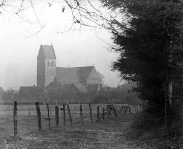 Blick auf die St. Andreas-Kirche von Wüllen, um 1930?