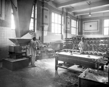 Brotfabrik: Im Wirkraum: Teigzufuhr durch den Teigschacht und Formen der Brotlaibe
