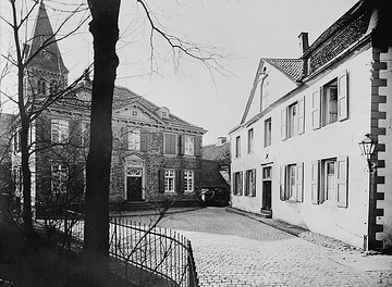 Am Stiftsplatz: Schwerter Kornhaus (rechts) und Wohnsitz der Äbtissin des ehem. Klosters Herdecke