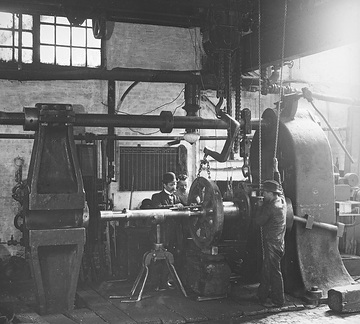 Borsigwerke, in der Mechanischen Werkstatt: Aufpressen fertiger Räder auf eine Lokomotivachse