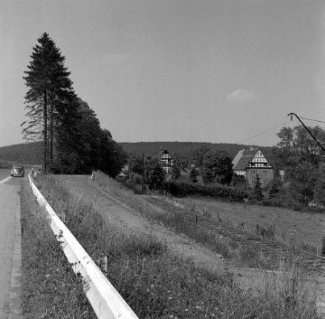 Landstraße und Bahngleise an einem Dorfrand im Extertal