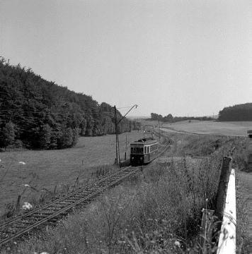 Straßenbahn im Extertal bei Bösingfeld Richtung Barntrup, 1974.