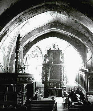 Holzgeschnitzter Altar in der evangelischen Kirche