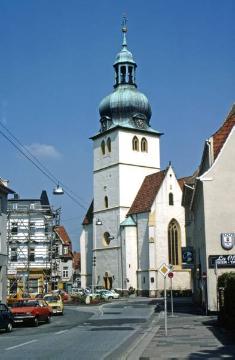 Ev. Jakobi-Kirche: eingezogener Westturm mit barocker Haube