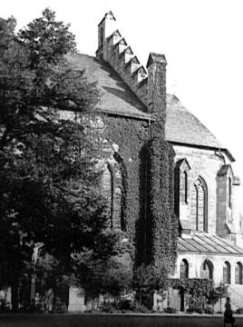 Blick auf die neugotische Pfarrkirche St. Magnus (Treppengiebel und Chor) in Niedermarsberg