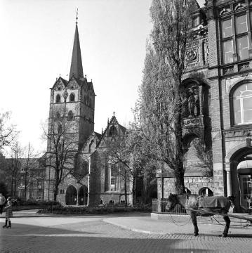 Ev. Münsterkirche: Südseite mit Krämerchor, Paradies und Turm, ehem. Stiftskirche St. Marien und Pusinna, erbaut 1220-1270/80 - erste Großhallenkirche Westfalens