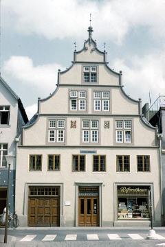 Fassade des Reformhauses mit Steingiebel in der Altstadt 