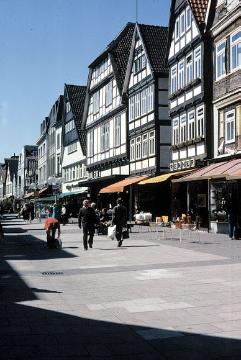 Einkaufsstraße mit Fachwerkhäusern in der Altstadt 