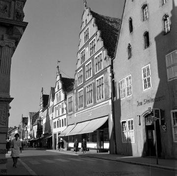 Straßenansicht in der historischen Altstadt mit Giebelhäusern