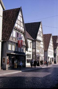 Einkaufsstraße mit Fachwerkhäusern in der Altstadt 