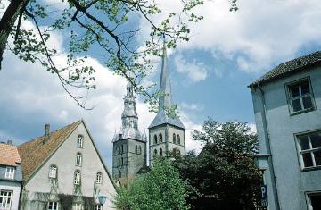 Blick zu den beiden Westtürmen der evangelischen St. Nikolaikirche
