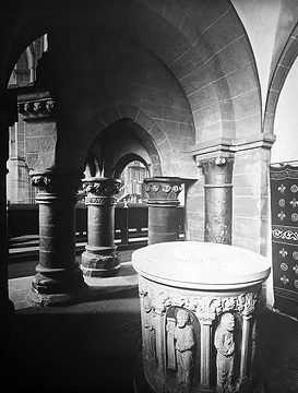Kirche St. Maria zur Höhe, Taufkapelle: Taufstein mit Heiligenskulpturen (um 1230), Aufnahmedatum der Fotografie ca. 1913.