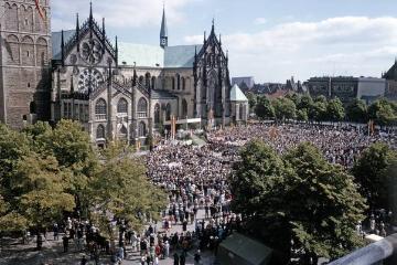 Prozessionsmesse: Menschenmenge vor dem Paulus-Dom