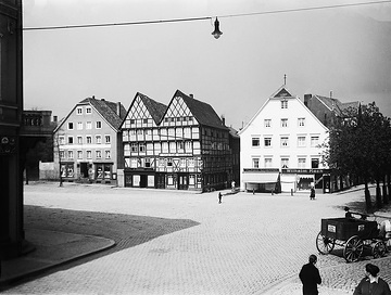 Marktplatz und Fachwerkhaus mit Doppelgiebel aus dem 16. Jahrhundert