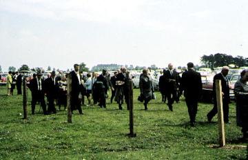 Am Rande des alljährlichen "Dülmener Wildpferdefangs" im Merfelder Bruch bei Dülmen, Mai 1970