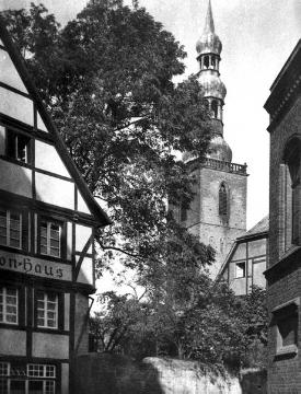 Petri-Kirchturm in Soest - Blick aus Richtung Hospitalgasse Ecke Puppenstraße. Undatiert, um 1930?