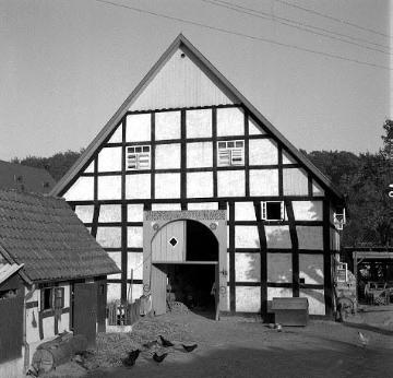 Fachwerkbauernhaus von 1830 in Hillentrup: Hofseite mit Deelentor