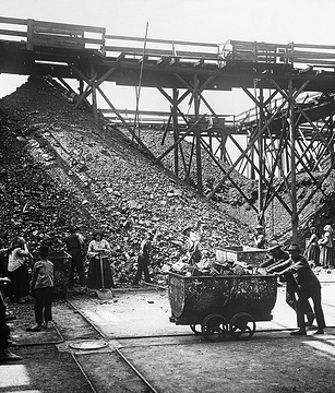 Zeche Hedwigs Wunsch: Arbeiter beim Befrachten von Loren mit unsortierter Förderkohle für die Kohleseparationshalle. Undatiert, um 1910?