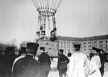 Aufstieg eines Gasballons: Gondel des gerade aufsteigenden Ballons, undatiert, um 1905?