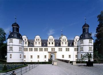 Schloss Neuhaus: Ecktürme und Haupteingang, Südseite
