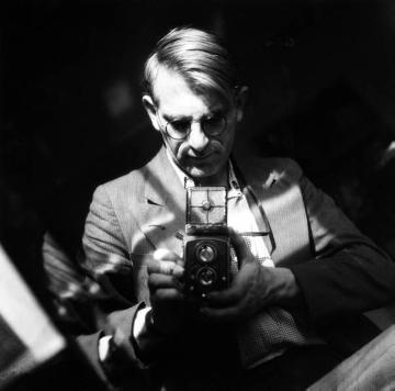 Der Raesfelder Fotograf Ignaz Böckenhoff (1911-1994): Selbstporträt mit Spiegel mit der Rolleiflex