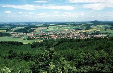 Stadtansicht mit Teutoburger Wald (Blick vom Luisenturm nach Osten)