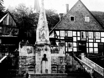 Denkmalssäule mit Wilhelm Grimme-Büste (Gymnasialdirektor und Mundartdichter) in Assinghausen