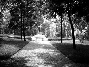 Kriegerdenkmal im Park, um 1940?