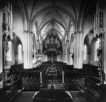 St. Reinoldi-Kirche, Blick durch das Mittelschiff auf die Kanzel und Orgelempore