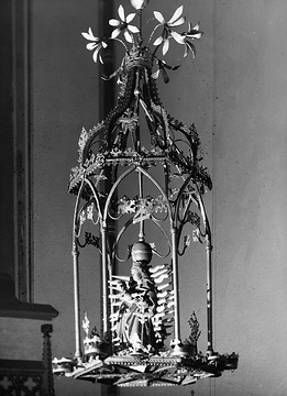 Filigrane Schmiedearbeit: Marienfigur in hängendem Kerzenleuchter (Standort unbekannt)