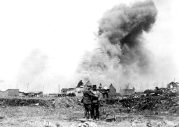 Kriegsschauplatz Frankreich 1917: Verwüstung der Bahnhofsanlagen von Chauny (Aisne-Gebiet) durch deutsche Soldaten