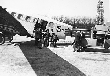 Luftpostverladung aus einem Auto der Deutschen Reichspost in ein Flugzeug vom Typ Junkers G. 31