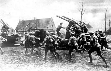 Kriegsschauplatz Cambrai (Frankreich) 1917: Englische Flugabwehrbatterie während eines Alarms