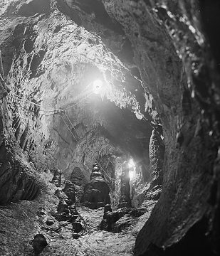 Blick in die Heinrichshöhle bei Sundwig