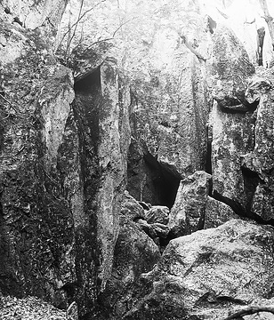 Karsthöhle im Naturschutzgebiet Felsenmeer bei Sundwig