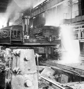 Stahlwerk: Abstich der Eisenschmelze in die Gießpfanne
