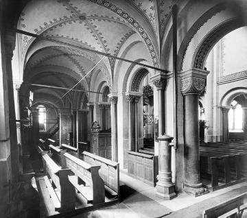 Marienkirche: Bogengang und Gewölbeornamentik im südlichen Seitenschiff