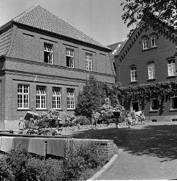 Erziehungsanstalt Marienburg: Mädchen beim Auslüften von Matratzen im Hof