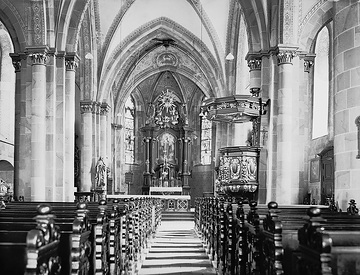 St. Nikolaus-Kirche: Blick durch das Hauptschiff auf Kanzel und Altar