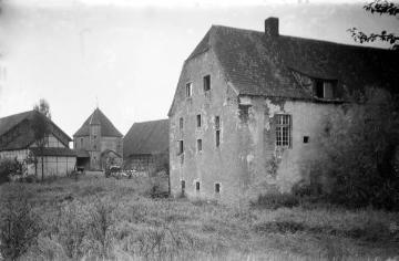Haus Groß-Schonebeck, Herrenhaus und (im Hintergrund) quadratisches Gerichtshaus - ehemals bedeutende Wasserburg an der Stever, erbaut im 13. Jh.