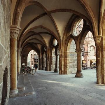 Rathaus, Südseite: Laubengang mit gotischem Maßwerk aus dem 13. Jahrhundert
