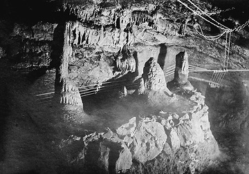Tropfsteingebilde "Bienenstock" und "Leuchtturm" in der Heinrichshöhle bei Sundwig