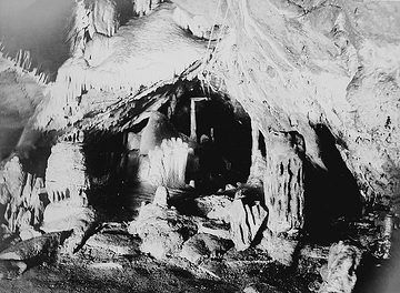 Tropfsteingebilde "Burghalle" in der Heinrichshöhle bei Sundwig