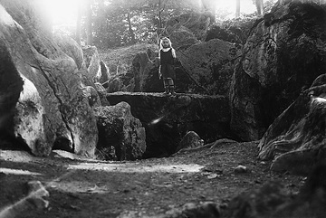 Mädchen auf dem "Heinzelmännchen-Tisch" - Partie des Felsenmeeres bei Sundwig