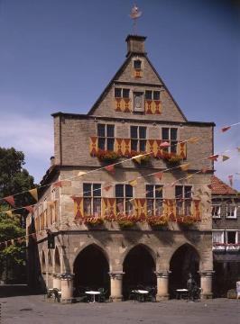 Das Rathaus, erbaut 1512-1514 aus Baumberger Sandstein, Backsteingiebel von 1561