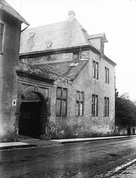 Gebäude des ehem. Damenstiftes in der Königsstraße mit wappengeschmücktem Torbogen