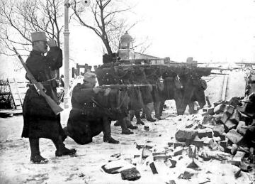 Kriegsschauplatz Galizien/Rumänien um 1917: Österreichische Soldaten bewachen einen Flussübergang in den Karpaten